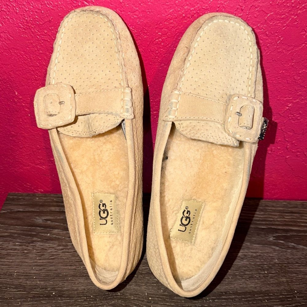 UGG Women's Thelma Beige Suede driving Moccasin slipper shoe.  Sz 7.5.